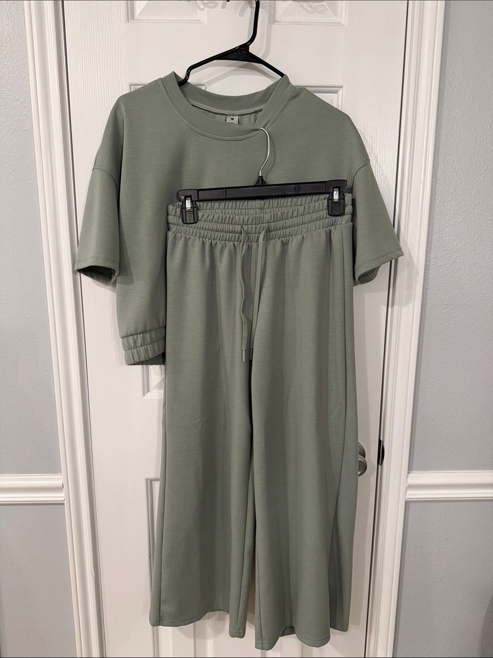Yogaliscious Scuba Lanstan Top and wide leg pants -S